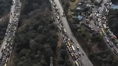 મુંબઈ-પુણે એક્સપ્રેસ-વે પર ટ્રાફિક જામમાં ફસાયેલા વાહનોના દ્રશ્યો.