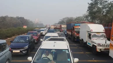 મુંબઈ-પુણે એક્સપ્રેસવે પર ટ્રાફિક જામમાં અટવાયેલી એસટી બસો અને ગેસ ટેન્કર અકસ્માતનું દ્રશ્ય.