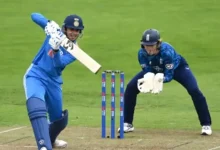 ક્રિકેટ ગ્રાઉન્ડ પર અમ્પાયર અને ખેલાડીઓ, ટેસ્ટ ક્રિકેટ અને નવા નિયમોનું પ્રતીક.