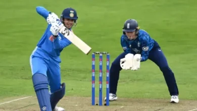 ક્રિકેટ ગ્રાઉન્ડ પર અમ્પાયર અને ખેલાડીઓ, ટેસ્ટ ક્રિકેટ અને નવા નિયમોનું પ્રતીક.