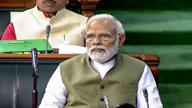 લોકસભામાં વિપક્ષી સાંસદોનો હોબાળો અને વડાપ્રધાન નરેન્દ્ર મોદીની સંસદમાં હાજરી.