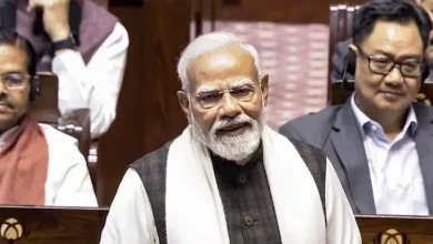 રાજ્યસભામાં સંબોધન કરતા વડાપ્રધાન નરેન્દ્ર મોદી અને ભારતની વૈશ્વિક ટ્રેડ ડીલનું પ્રતીક.