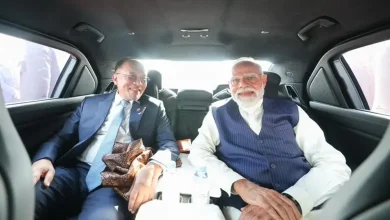 મલેશિયાના વડાપ્રધાન અનવર ઇબ્રાહિમ અને પીએમ નરેન્દ્ર મોદી કુઆલાલંપુર એરપોર્ટ પર મુલાકાત કરતા.