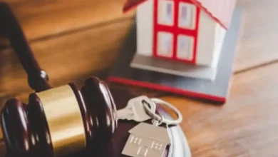 મુંબઈ મહાનગરપાલિકા દ્વારા મિલકત જપ્તી અને સીલિંગની કાર્યવાહી દર્શાવતી તસવીર.