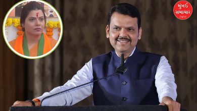 મુંબઈના નવનિયુક્ત મેયર રિતુ તાવડે અને ડેપ્યુટી મેયર સંજય ઘાડી સાથે મુખ્ય પ્રધાન દેવેન્દ્ર ફડણવીસ.