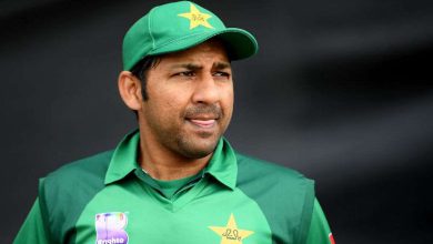 Why did Sarfaraz Ahmed use his mobile during the match against India? Social media is in a frenzy