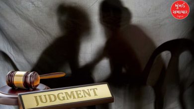 ન્યાય અને સજાનું પ્રતિક દર્શાવતી કોર્ટની હથોડી (Gavel) અથવા પ્રતિકાત્મક ન્યાયની મૂર્તિ.