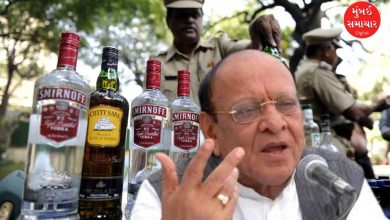 ગુજરાતના પૂર્વ મુખ્યમંત્રી શંકરસિંહ વાઘેલા એક સભામાં સંબોધન કરી રહ્યા છે.