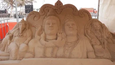 સોમનાથ મંદિરના પટ્ટાંગણમાં રેતીમાંથી બનાવવામાં આવેલું ભગવાન શિવ અને પાર્વતીનું સુંદર સેન્ડ આર્ટ (રેતશિલ્પ).