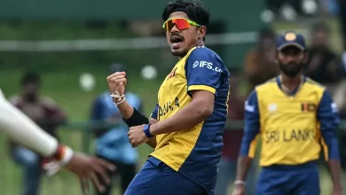 શ્રીલંકાના ક્રિકેટરો મેદાન પર વિજયની ઉજવણી કરી રહ્યા છે.