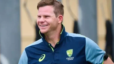 ઓસ્ટ્રેલિયન ક્રિકેટર સ્ટીવ સ્મિથ બેટિંગ દરમિયાન અને પાકિસ્તાન સુપર લીગનો લોગો.