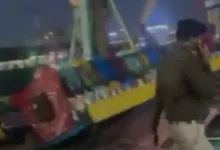 સૂરજકુંડ મેળામાં તૂટી પડેલો ઝૂલો અને ઘટનાસ્થળે ભેગી થયેલી ભીડના દ્રશ્યો.