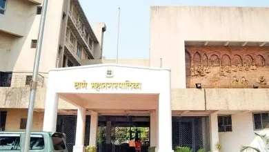 થાણે મહાનગરપાલિકાના કર્મચારીઓ દ્વારા પાણીના જોડાણ કાપવાની અને વસૂલાત કરવાની કાર્યવાહી.