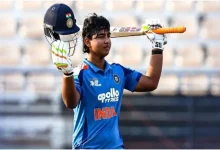 વૈભવ સૂર્યવંશી અંડર-19 વર્લ્ડ કપ ફાઇનલમાં સદી ફટકારીને બેટ ઊંચું કરી અભિવાદન ઝીલતો જોવા મળે છે.