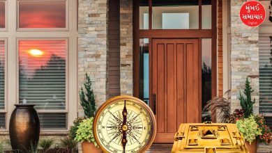 ઘરના મુખ્ય પ્રવેશદ્વાર પર દીવો પ્રગટાવતી મહિલા અને સજાવેલો ઉંબરો.