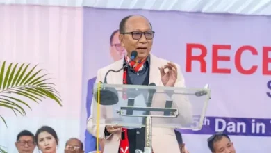 મણિપુરના નવા મુખ્યમંત્રી યુમનામ ખેમચંદ સિંહ અને રાજ્યપાલ અજય ભલ્લા શપથ ગ્રહણ સમારોહ દરમિયાન.