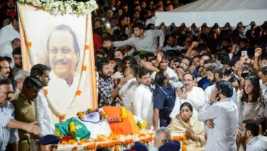 Police personnel with the seven arrested accused and recovered stolen jewelry