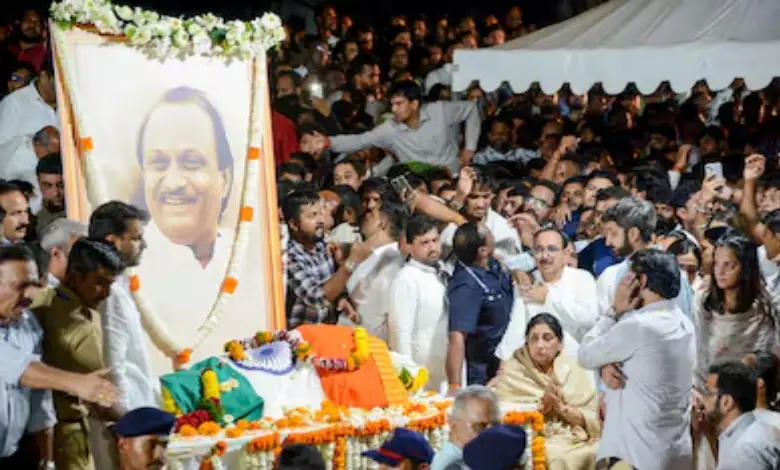 Police personnel with the seven arrested accused and recovered stolen jewelry