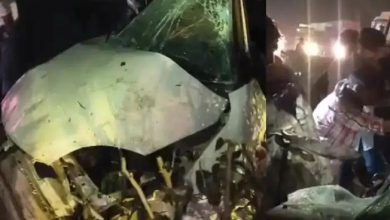 રાજસ્થાનના દૌસામાં ભયાનક માર્ગ અકસ્માત: એક જ ગામના 6 મિત્રોના કરુણ મોત દૌસા: રાજસ્થાનના દૌસા જિલ્લામાં નેશનલ હાઈવે-21 પર મંગળવારે મોડી રાત્રે એક કાળજું ધ્રુજાવી દે તેવી ઘટના સામે આવી છે. લગ્ન પ્રસંગમાં હાજરી આપીને પરત ફરી રહેલા મિત્રોની ખુશીઓ પળવારમાં માતમમાં ફેરવાઈ ગઈ હતી. હાઈવે પર થયેલા એક ભીષણ અકસ્માતે છ યુવાનોના જીવનનો દીવો બુઝાવી દીધો છે. આ અકસ્માત એટલો ભયાનક હતો કે કારનો કચ્ચરઘાણ વળી ગયો હતો. એક જ ગામના છ આશાસ્પદ યુવાનોના નિધનથી સમગ્ર પંથકમાં શોકનું મોજું ફરી વળ્યું છે.