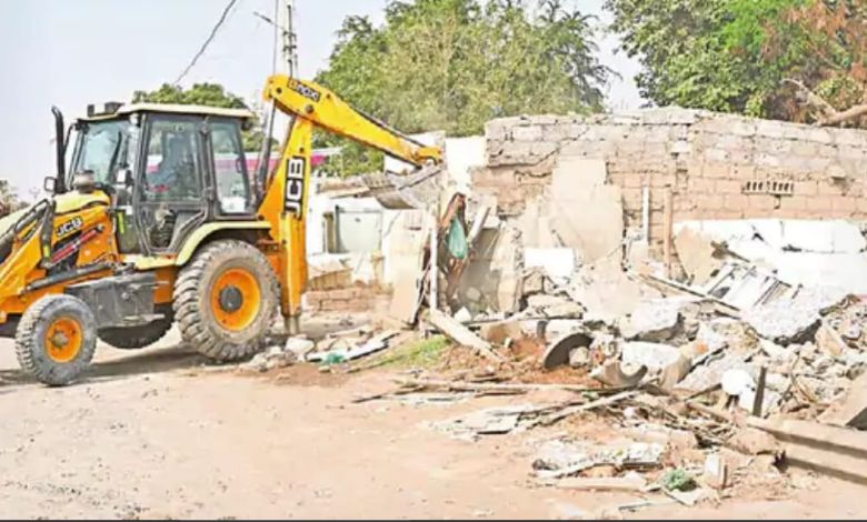 ગાંધીધામમાં મેગા ડિમોલિશન યથાવત: હનુમાન મંદિરથી ગોપાલપુરી સુધીના ૧૩૦ દબાણોનો સફાયો