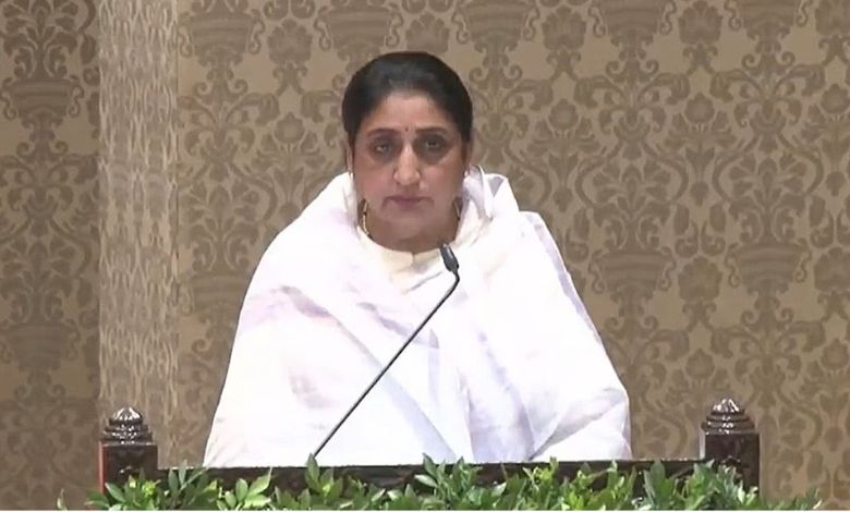 સુનેત્રા પવારે શપથ લીધા, પણ ખરું ‘રાજકીય નાટક’ બજેટ પછી જ મુખ્ય પ્રધાન ફડણવીસે ખૂબ જ મહત્વપૂર્ણ માનવામાં આવતા ‘નાણાં અને આયોજન’ વિભાગ પોતાની પાસે રાખ્યો હોવાથી ગરમાગરમ ચર્ચા