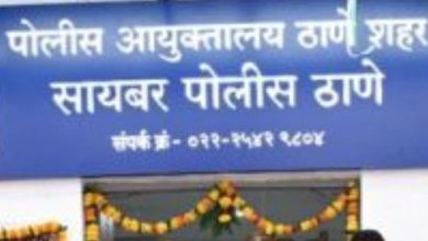 Thane Police Crime Branch officials with recovered gold ornaments and arrested suspects.